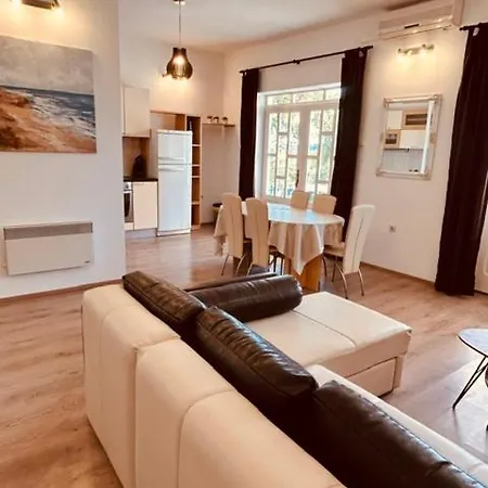Nikola Apartment